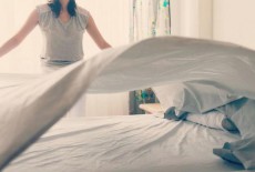 Ngược đời – không nên gấp chăn gối ngay khi ngủ dậy?