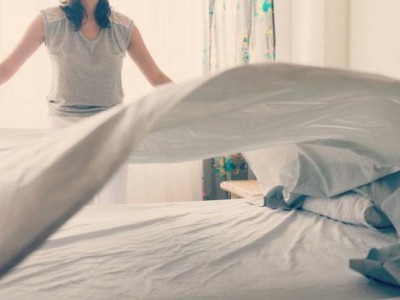Ngược đời – không nên gấp chăn gối ngay khi ngủ dậy?